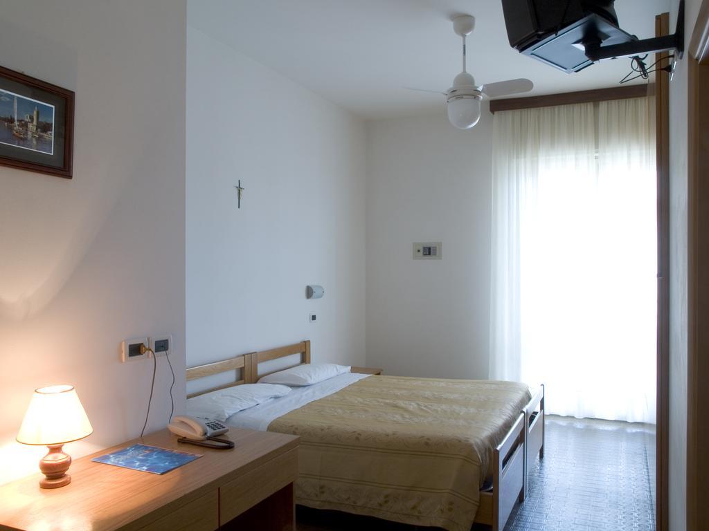 Hotel Dolores Cesenatico Quarto foto